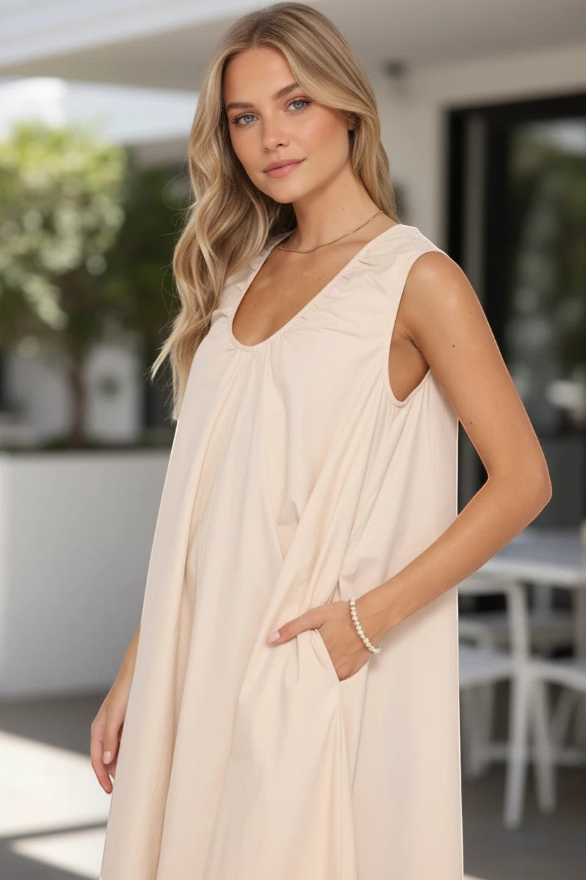 Robe de demoiselle d'honneur Valerelle longue et fluide en tissu beige avoine avec encolure arrondie et poches