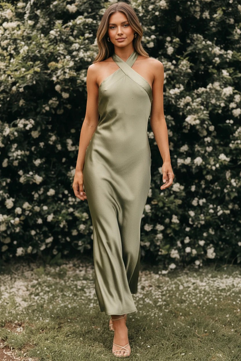 Robe de demoiselle d'honneur Valerelle midi couleur olive en tissu fluide avec encolure croisée dans un jardin