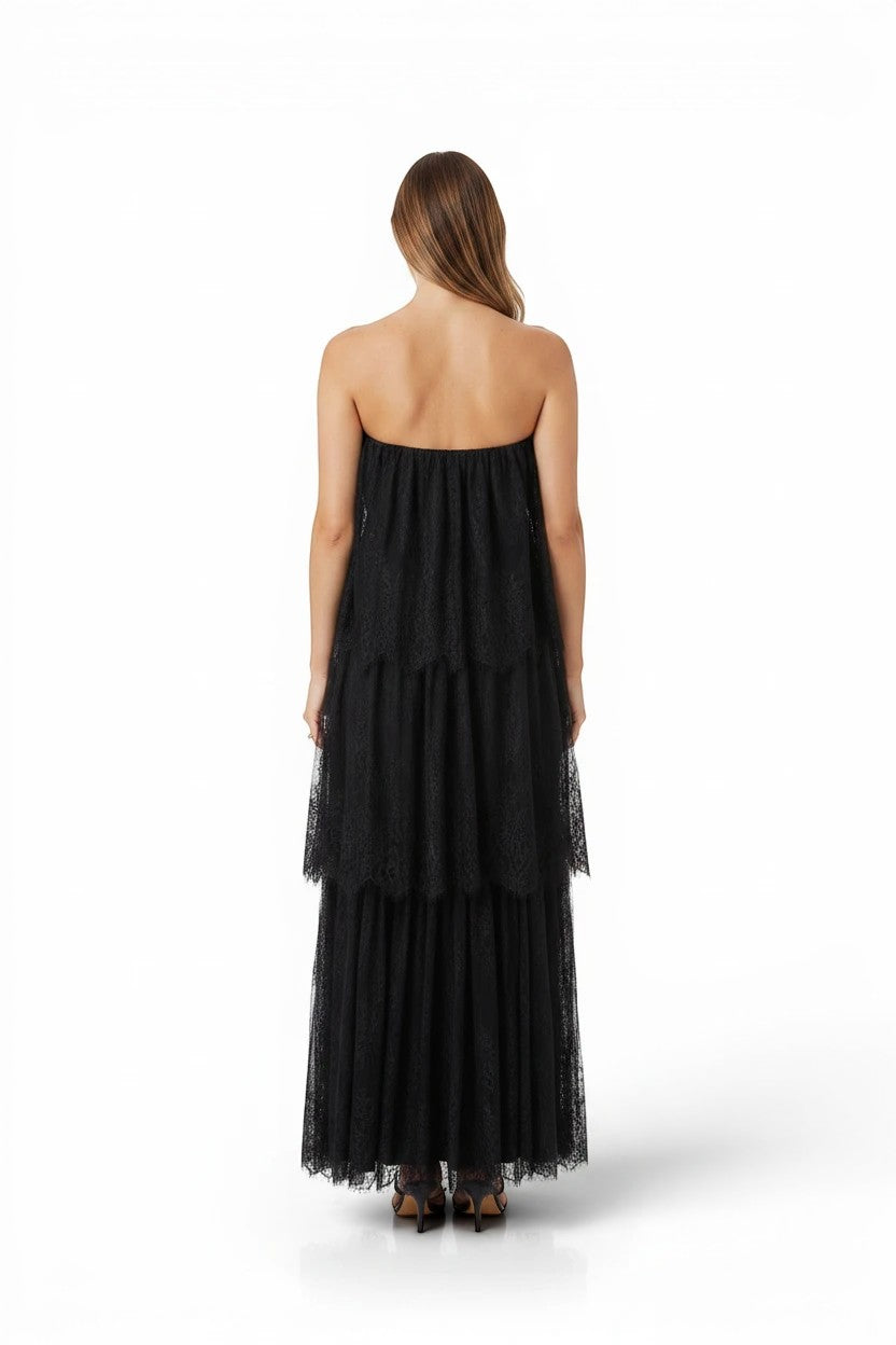 Robe de soirée longue Valerelle en dentelle noire à étages, coupe bustier vue de dos sur mannequin.