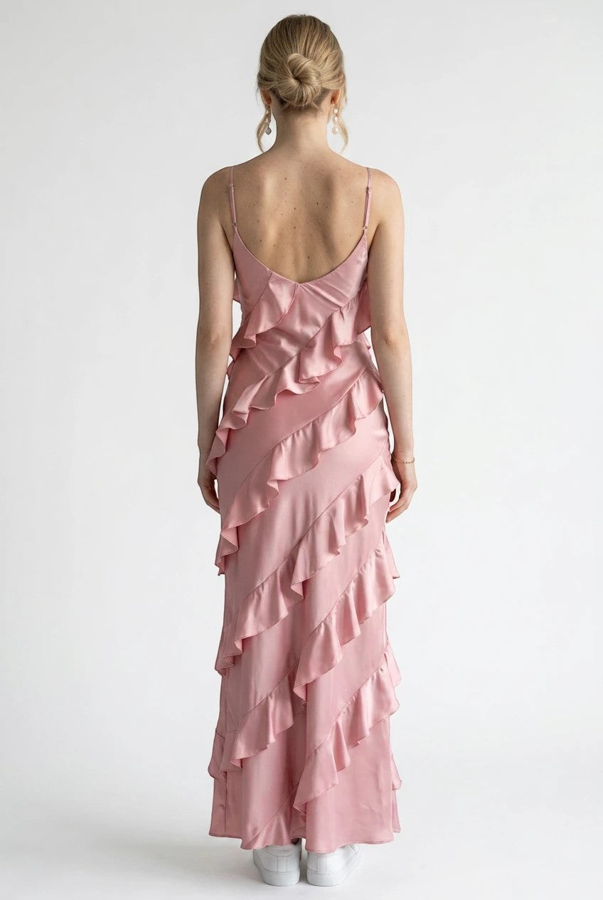 Robe de soirée longue Valerelle en satin rose avec volants en cascade et dos nu, vue de dos sur mannequin.