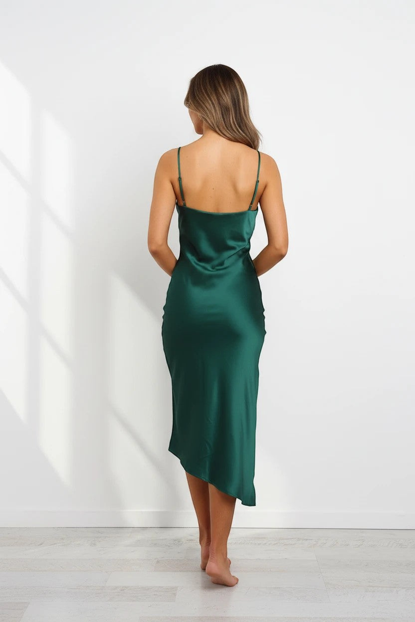 Vue arrière d'une femme portant une robe de soirée longue Valerelle vert émeraude en tissu fluide et satiné
