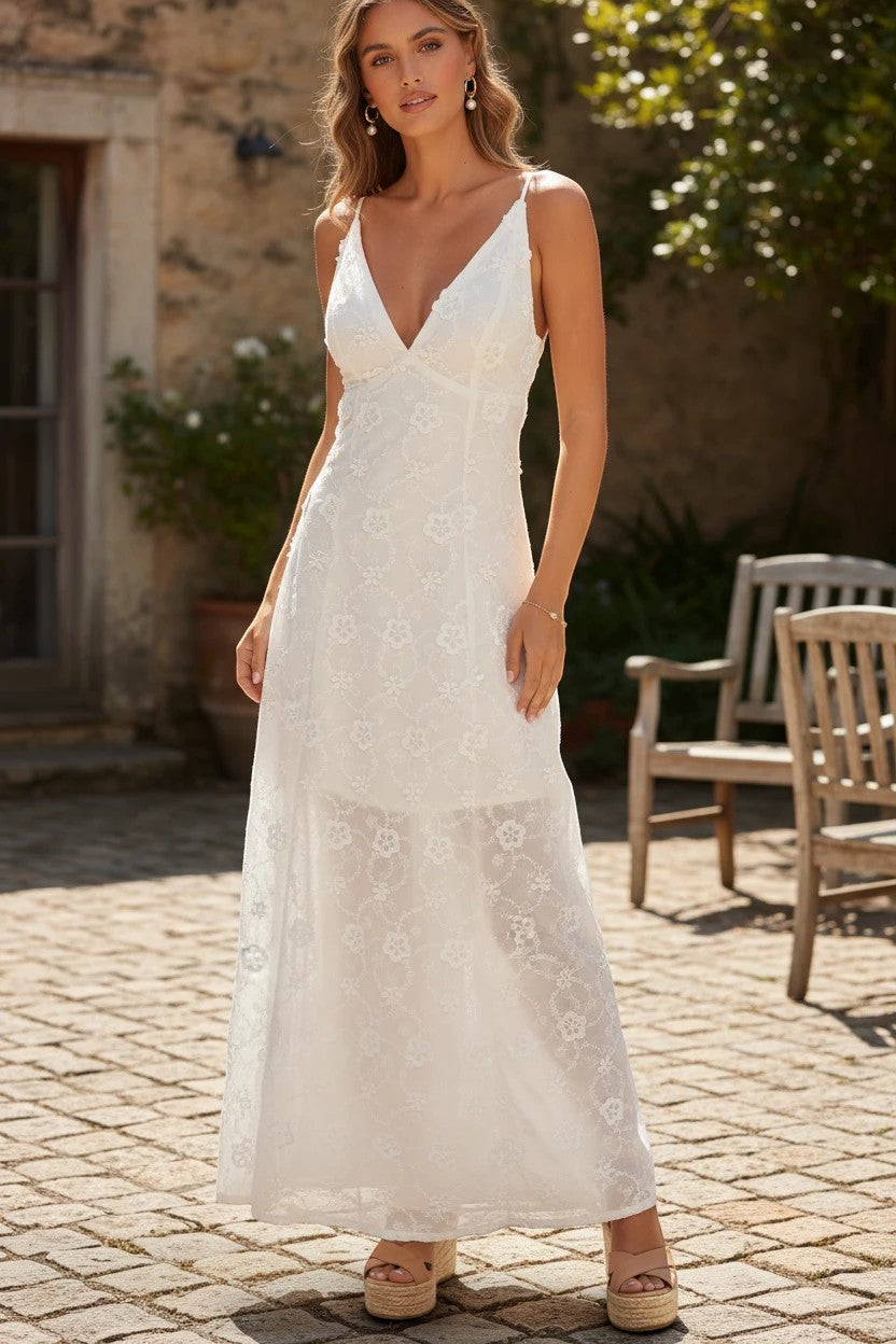 Robe de demoiselle d'honneur Valerelle longue et blanche en dentelle florale avec col en V, portée en extérieur.