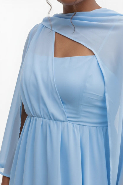 Robe longue Valerelle bleu clair fluide avec encolure arrondie et détail drapé élégant pour invitée de mariage