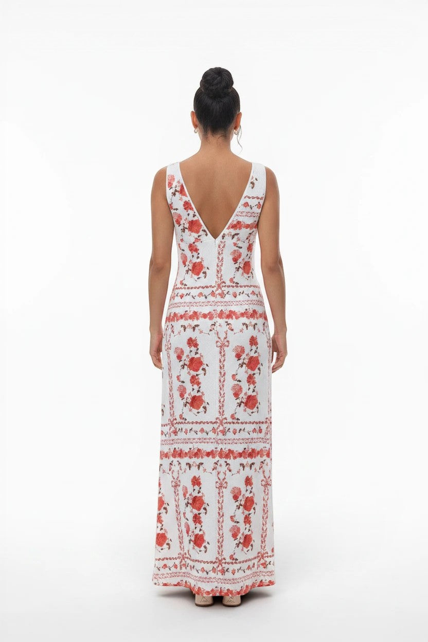 Vue arrière d'une robe longue Valerelle blanche à motifs floraux rouges, coupe droite et dos décolleté en V.