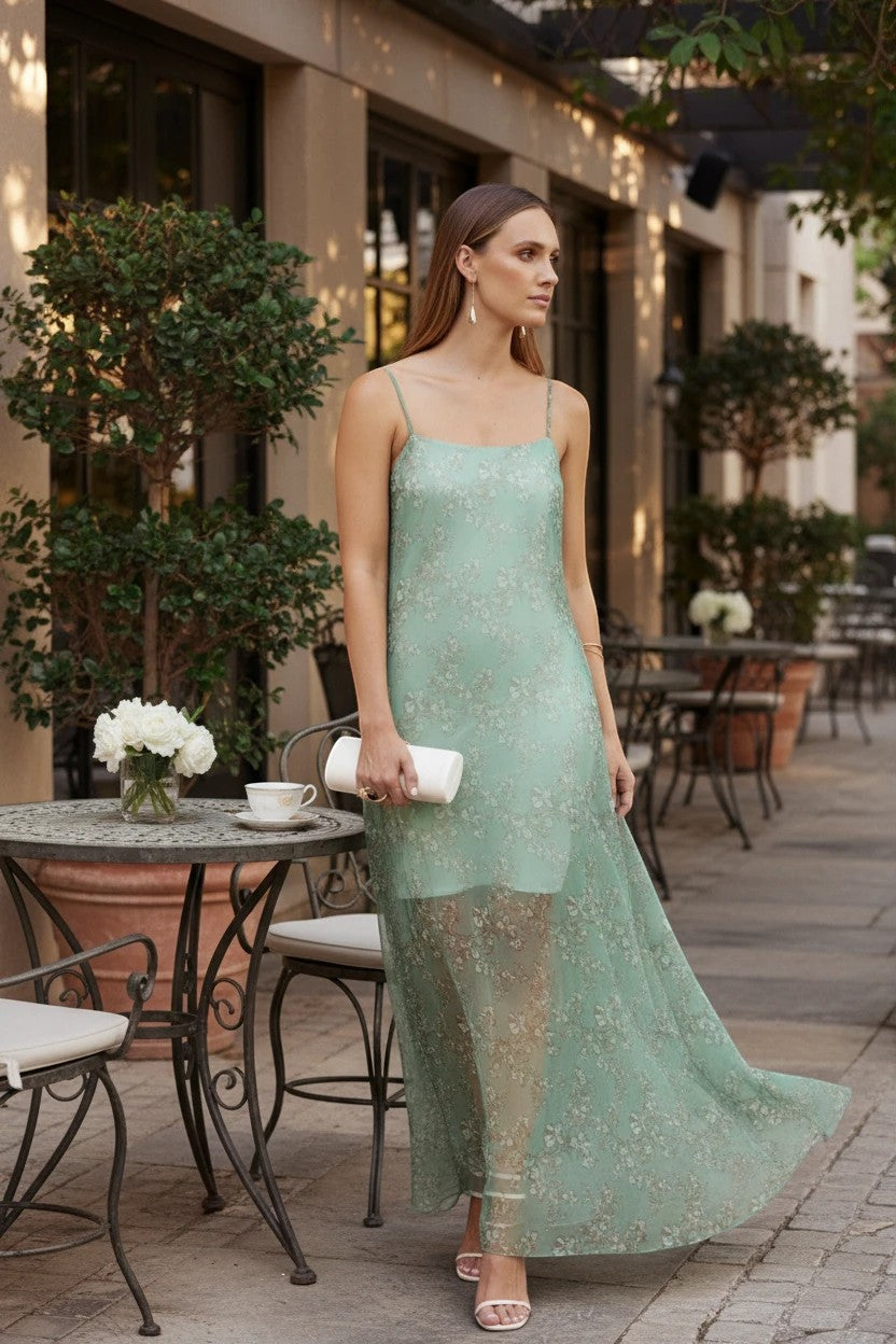 Modèle portant une robe longue Valerelle vert sauge à imprimé floral, coupe fluide et encolure arrondie, style bohème