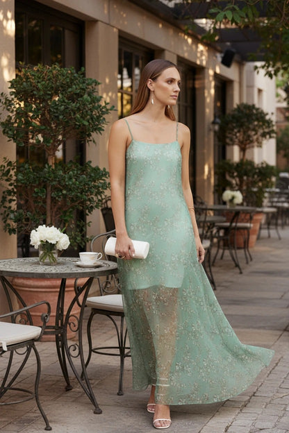 Modèle portant une robe longue Valerelle vert sauge à imprimé floral, coupe fluide et encolure arrondie, style bohème
