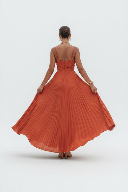 Robe longue plissée orange Valerelle vue de dos, coupe fluide et aérienne idéale pour une invitée de mariage