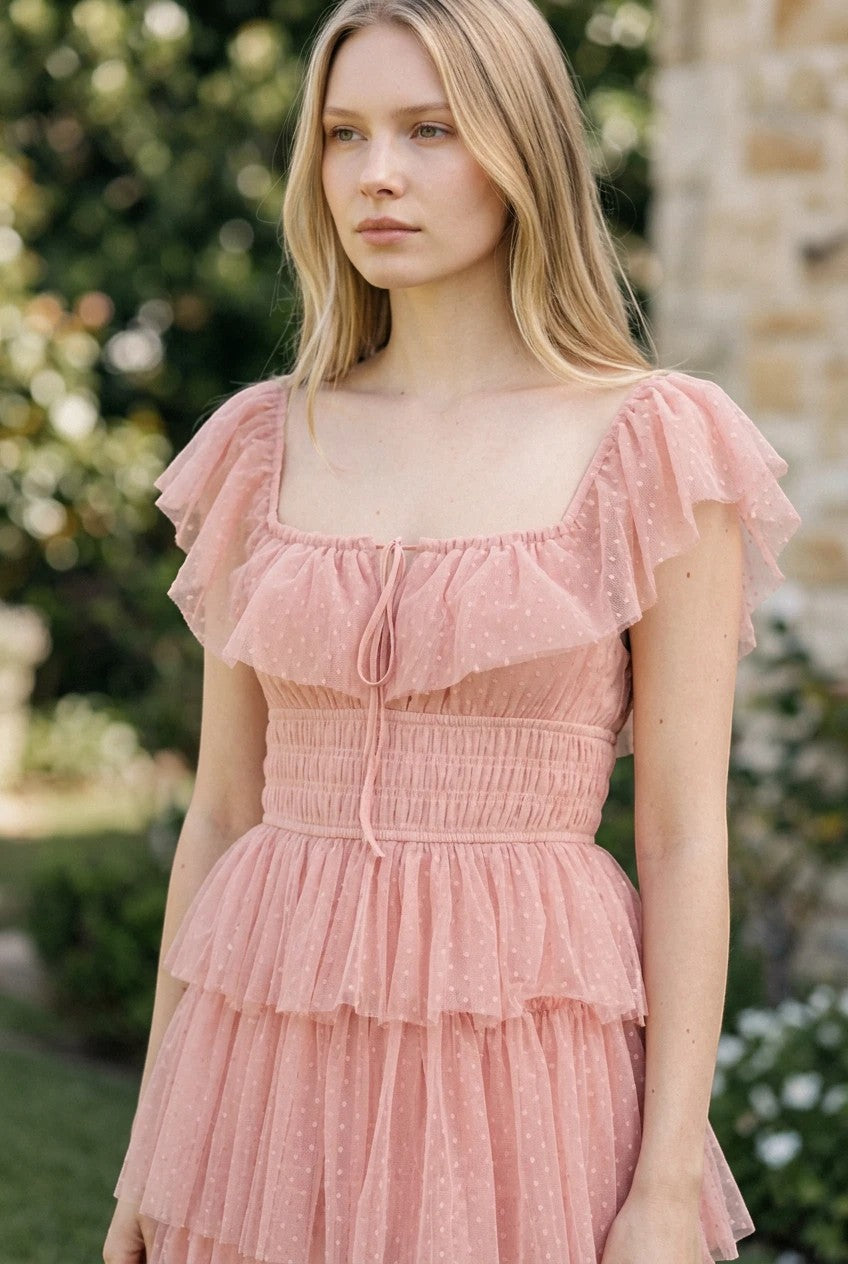 Robe longue Valerelle rose poudré en tulle plumetis avec volants et taille smockée pour invitée de mariage