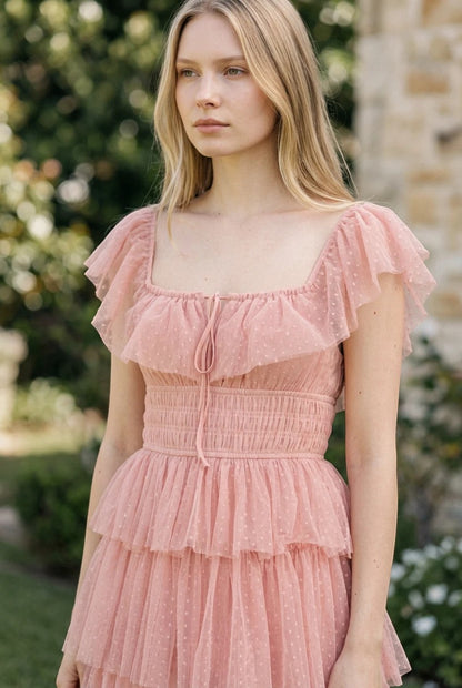 Robe longue Valerelle rose poudré en tulle plumetis avec volants et taille smockée pour invitée de mariage