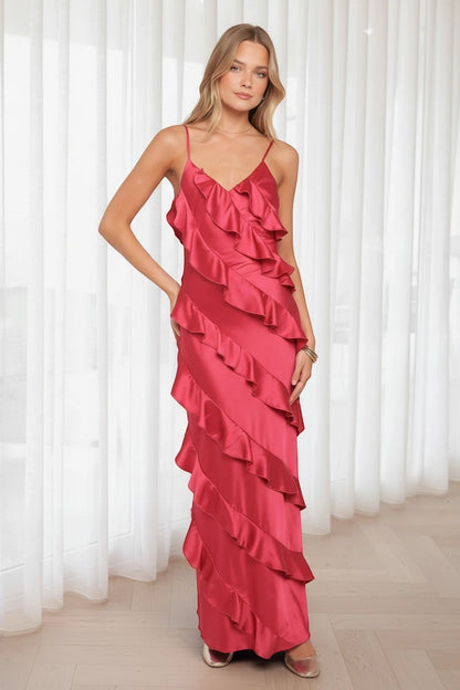 Robe longue Valerelle fuchsia en satin avec volants en cascade et fines bretelles portée par un mannequin