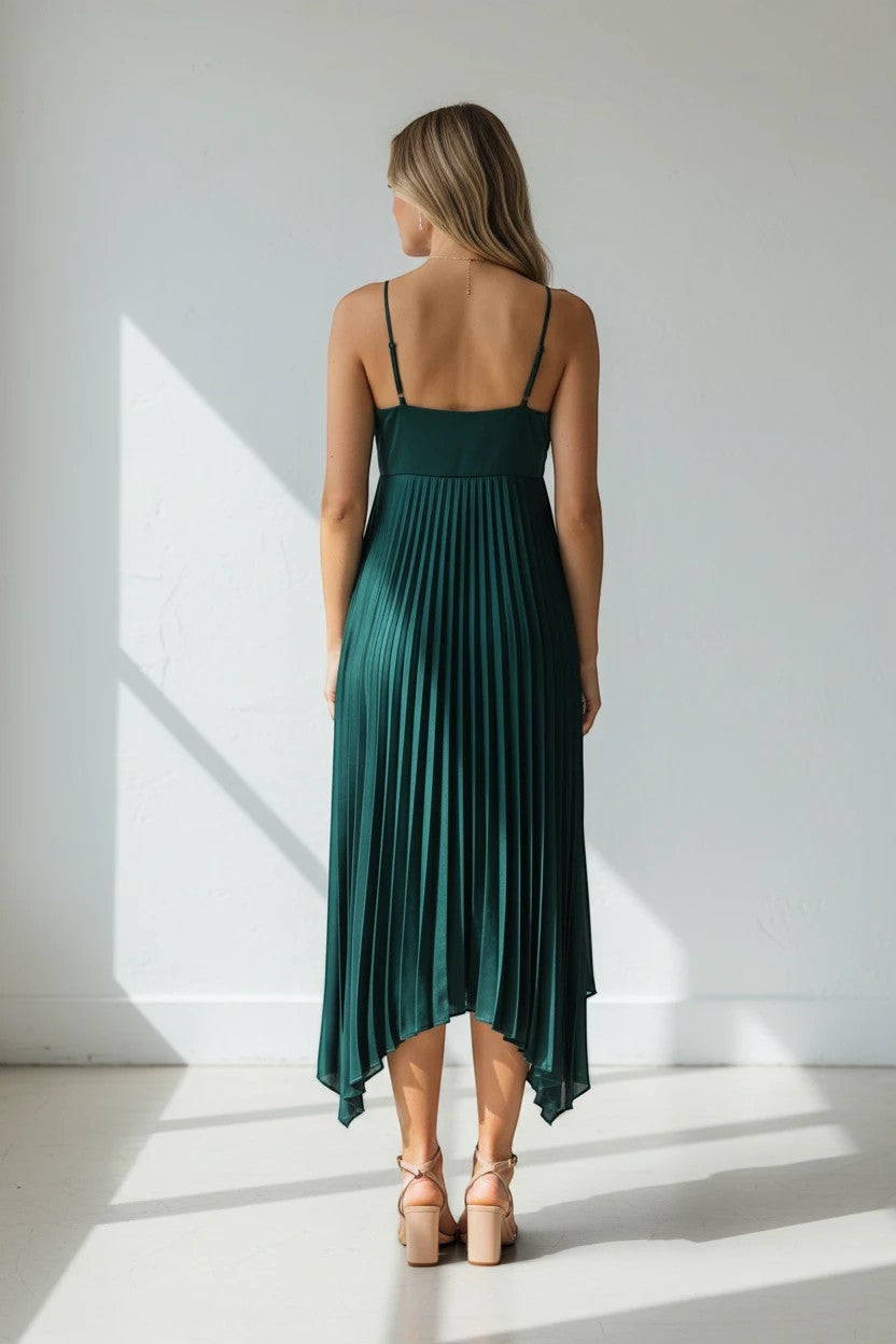 Robe midi Valerelle vert émeraude en satin plissé avec bretelles fines, vue de dos sur une femme