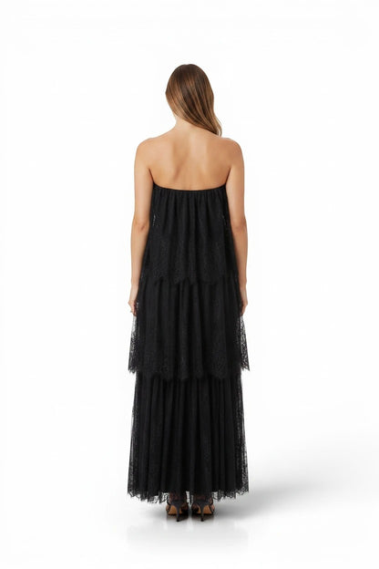 Robe de soirée longue Valerelle en dentelle noire à étages, coupe bustier vue de dos sur mannequin.