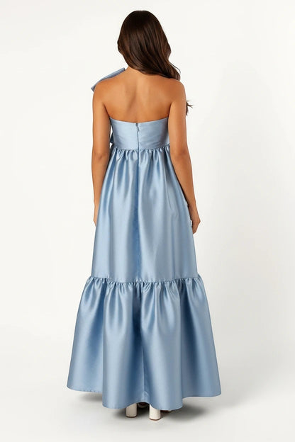 Vue arrière d'une robe de soirée longue Valerelle bleu satiné avec détail de nœud sur l'épaule et jupe évasée