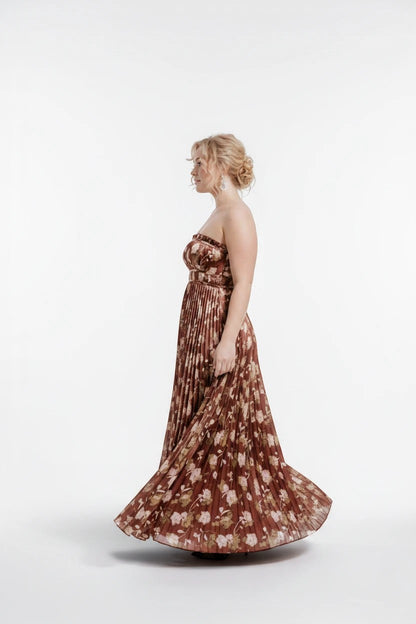 Robe de soirée longue Valerelle bustier marron à imprimé floral plissé portée par une femme de profil