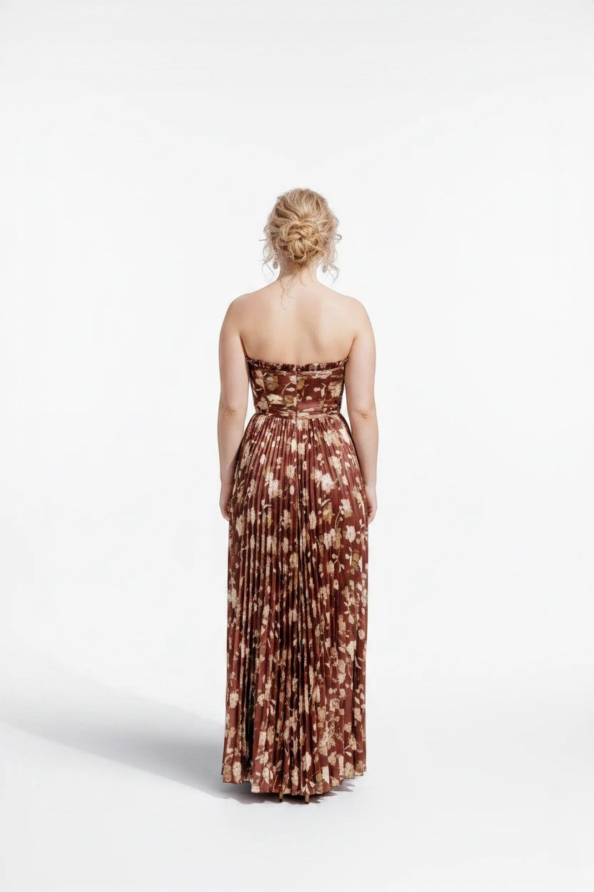 Vue arrière de la robe de soirée longue Valerelle bustier marron à imprimé floral plissé sur fond blanc