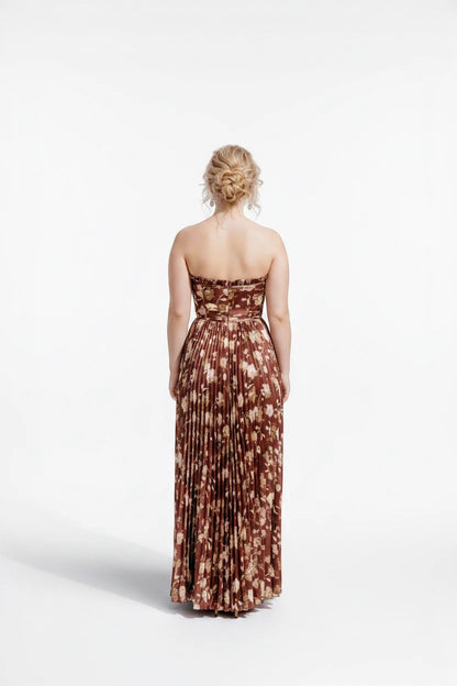 Vue arrière de la robe de soirée longue Valerelle bustier marron à imprimé floral plissé sur fond blanc