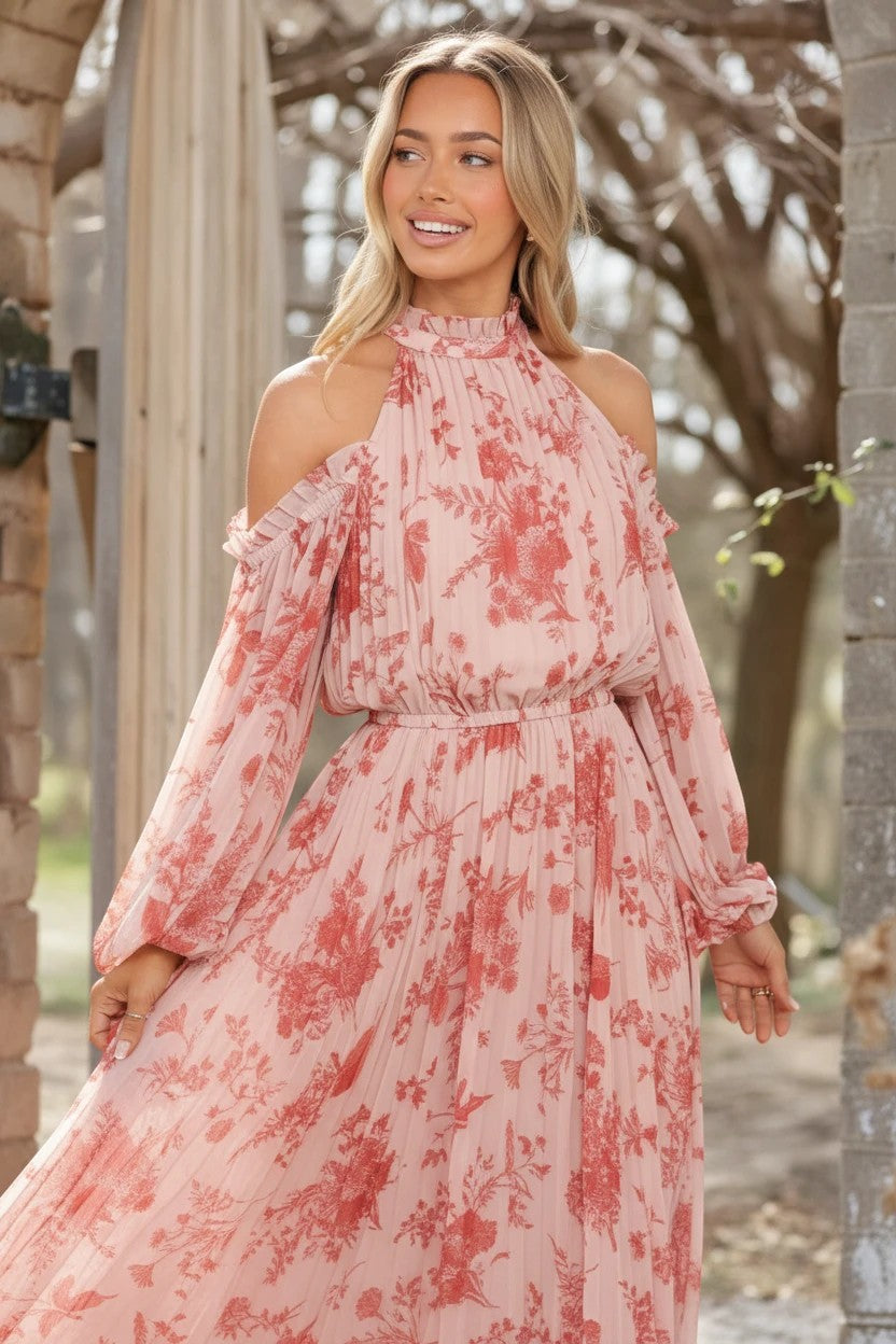 Robe de soirée longue Valerelle rose à imprimé floral, tissu plissé fluide, épaules dénudées et manches longues