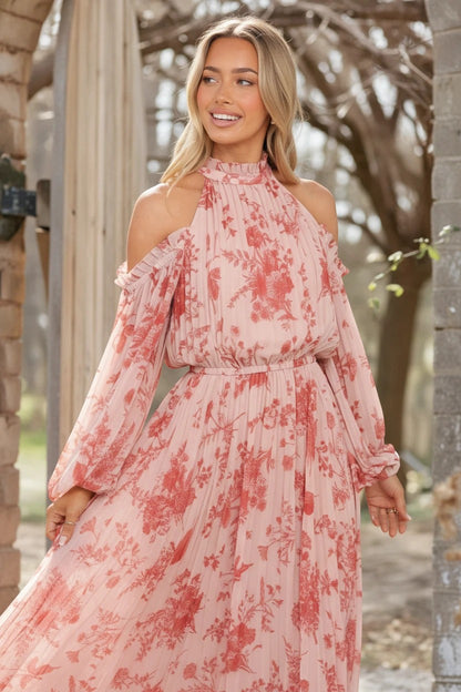 Robe de soirée longue Valerelle rose à imprimé floral, tissu plissé fluide, épaules dénudées et manches longues