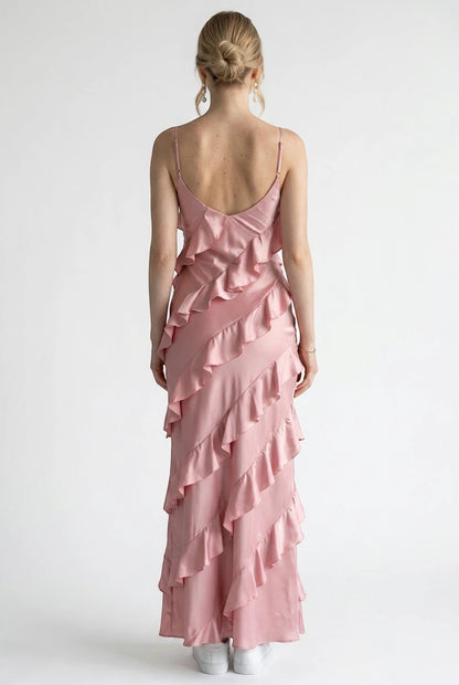 Robe de soirée longue Valerelle en satin rose avec volants en cascade et dos nu, vue de dos sur mannequin.